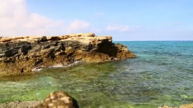 güzel dalgalar ve köpük Umman Beach kayalık sahil şeridi 