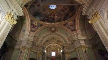 İtalya'da sunak ile kilisenin iç