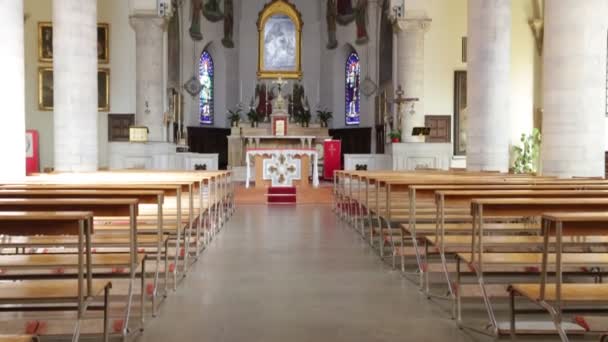 イタリアの祭壇を持つ教会の内部 — ストック動画