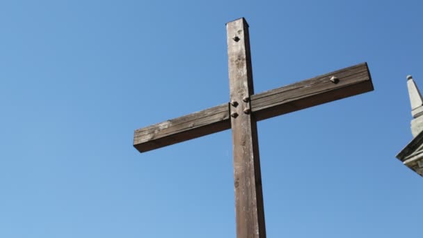Низкий Угол Обзора Деревянного Креста Против Голубого Неба Италии — стоковое видео