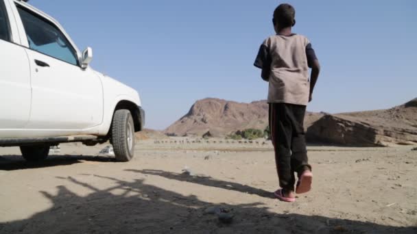 Close Footage Kid Desert Car — Stock Video
