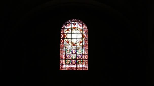 内部天主教教堂与彩色玻璃窗户在图尔比戈 意大利 — 图库视频影像