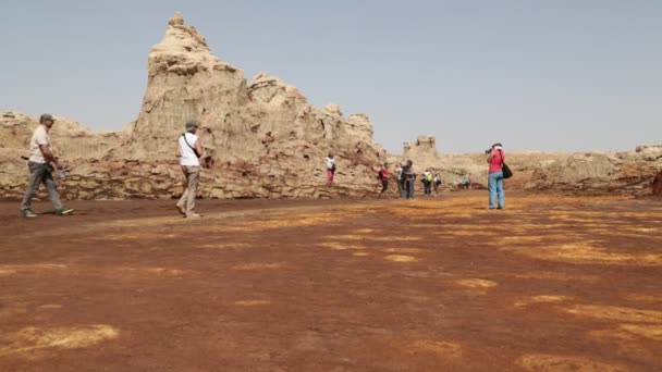 Etiopía Dallol Circa Diciembre 2017 Personas Identificadas Caminando Depresión Volcánica — Vídeos de Stock