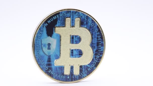 Close Beelden Van Gouden Munt Met Bitcoin Symbool Witte Tafelblad — Stockvideo