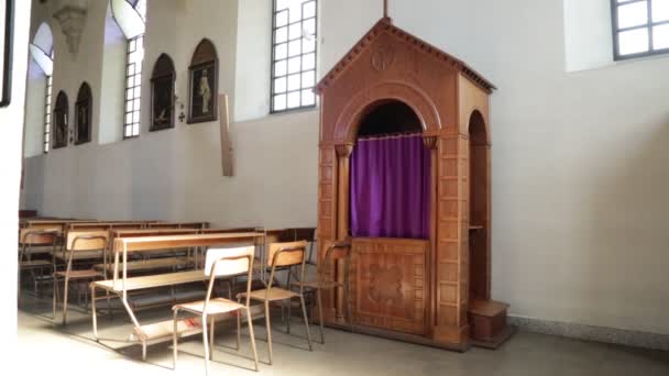 Interno Della Chiesa Cattolica Con Cabina Confessionale Italia — Video Stock