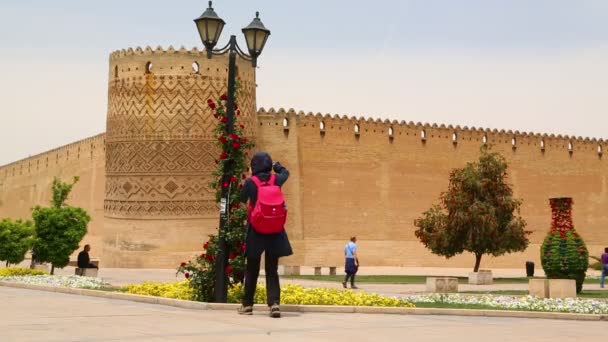 Άτομα Που Περπατούν Κοντά Αμυντικό Κάστρο Στο Ιράν — Αρχείο Βίντεο