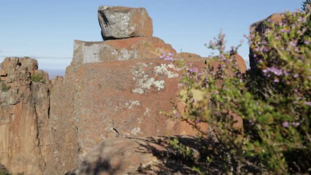 Vista Panorámica Del Valle Desolación Con Camino Sucio Rocas Cielo — Vídeos de Stock