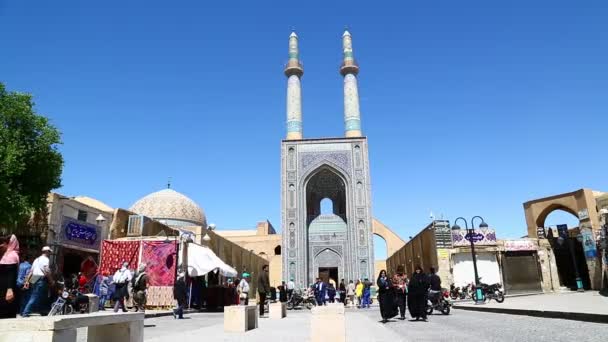 Люди Які Ходять Старій Площі Біля Мечеті Ірані — стокове відео