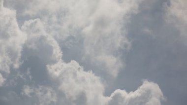 Gökyüzünde hareket eden bulutların manzaralı görüntüleri