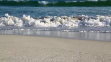 okyanus dalgaları ve kumlu plaj manzarası