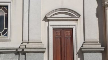 Ahşap kapılar olgiate comasco, İtalya Antik Katolik Kilisesi'nin yakın çekim görüntüleri