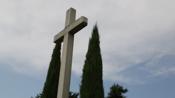 カトリックの石造りの十字やヒノキがイタリアで曇り空を背景 — ストック動画