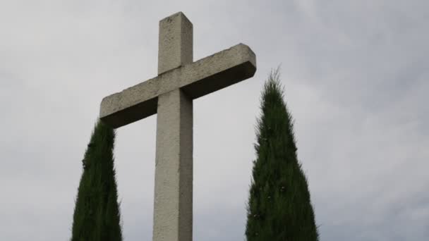 Katolska Sten Korset Och Cypress Träd Mot Molnig Himmel Italien — Stockvideo