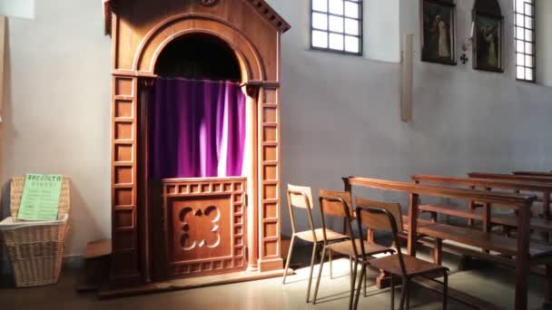 Wnętrze Kościoła Katolickiego Konfesjonałem Włoszech — Wideo stockowe