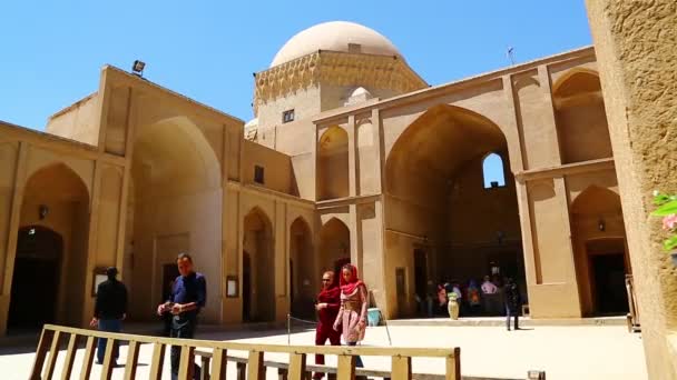 Άτομα Που Περπατούν Παλιά Πλατεία Κοντά Τζαμί Στο Ιράν — Αρχείο Βίντεο