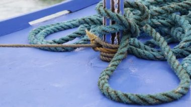 Yelkenli teknedeki dağınık halatın yakın çekim görüntüleri.