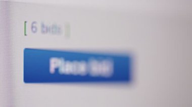 web sitesi arayüzü ve teklif ver düğmesi ile monitör ekranının yakın çekim görüntüleri