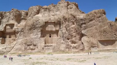 İran 'da Persepolis yakınlarındaki eski kalıntıları yakın yürüyüş turistler