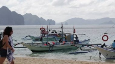 Filipinler 'de denizde bir tekne insanlar ve turistler