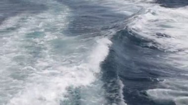 denizde dalgalar yüksek açı görünümü