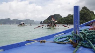 Filipinler 'de denizde bir tekne insanlar ve turistler