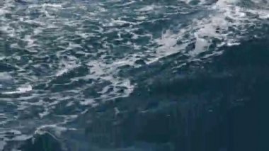 denizde dalgalar yüksek açı görünümü