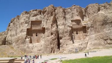 İran 'da Persepolis yakınlarındaki eski kalıntıları yakın yürüyüş turistler