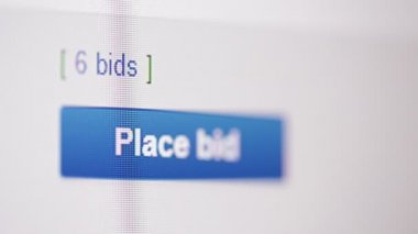 web sitesi arayüzü ve teklif ver düğmesi ile monitör ekranının yakın çekim görüntüleri