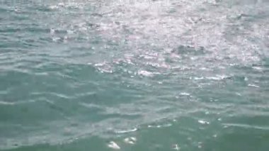 güzel dalgalar ve okyanus yansıtan su yüzeyinin
