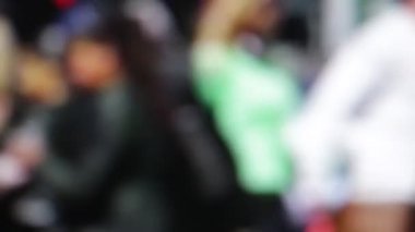 sokakta yürüyen insanların kalabalığın bulanık görünümü