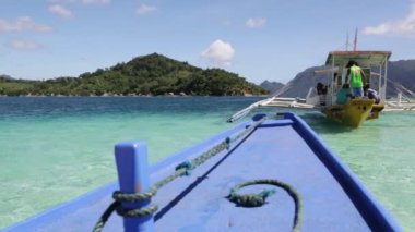 Filipinler 'de denizde bir tekne insanlar ve turistler