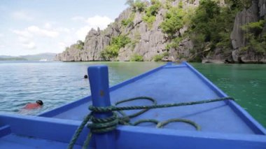 Filipinler 'de denizde bir tekne insanlar ve turistler