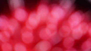 koyu arka plan üzerinde renkli havai fişek bulanık