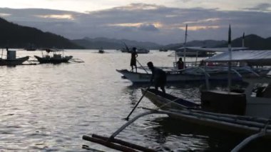 Filipinler 'de gün batımı denizde bir tekne insanlar ve turistler