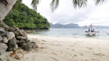 Filipinler Pasifik Okyanusu'nda bir tekne den insanlar 