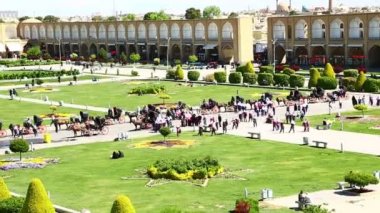 İran'da eski meydanda yürüyen insanların yüksek açı görünümü