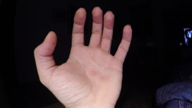 siyah arka plan üzerine el hareketi erkek el yakın çekim görüntüleri