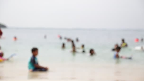 Verschwommene Sicht Auf Menschen Die Sich Sommer Strand Ausruhen — Stockvideo