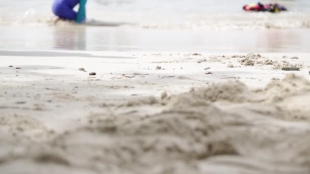 Ноги Людей Ходять Пляжі Біля Океану — стокове відео