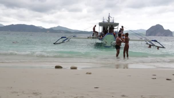 Pessoas Barco Oceano Pacífico Filipinas — Vídeo de Stock