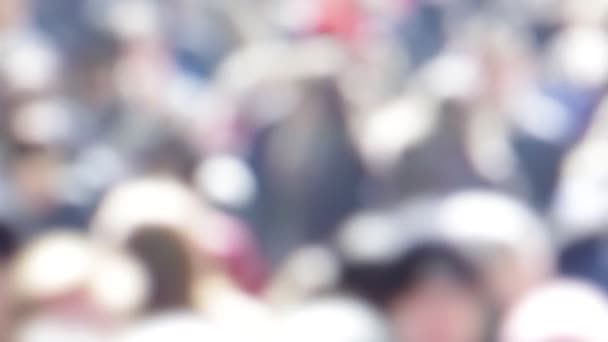 vue floue de la foule de personnes marchant dans la rue 