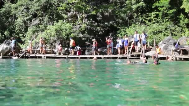 Persone Che Nuotano Tuffano Nel Lago Vulcanico — Video Stock