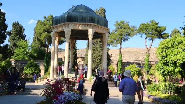 Turisté Kteří Íránu Chodí Poblíž Hrobu Perského Básníka — Stock video