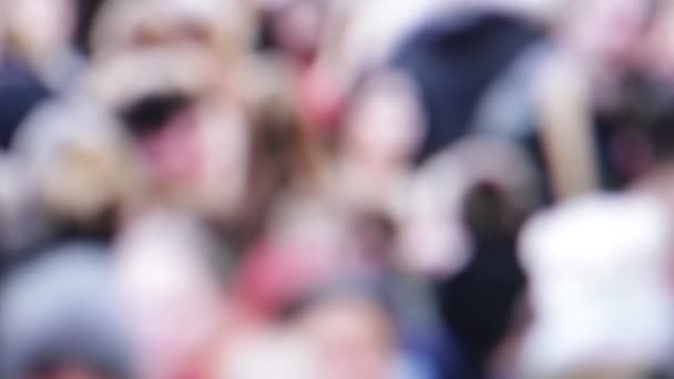 vue floue de la foule de personnes marchant dans la rue 