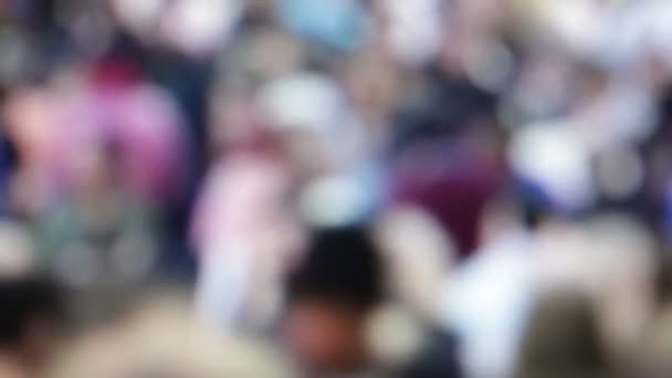 vue floue de la foule de personnes marchant dans la rue 