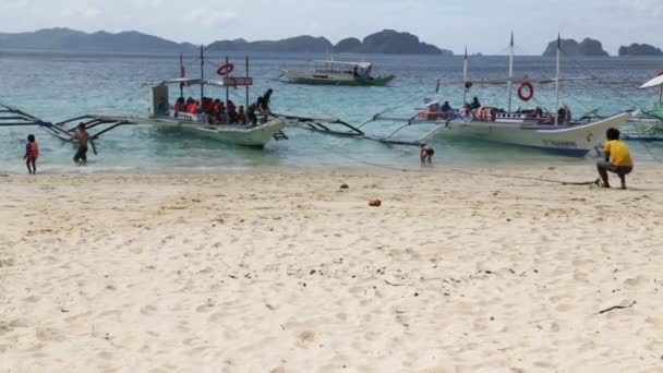 Personas Turistas Playa Arena Desde Barco Mar Filipinas — Vídeo de stock