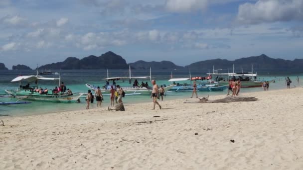 フィリピンの海のボートから砂浜の人々と観光客 — ストック動画
