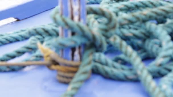 Nahaufnahme Von Chaotischem Seil Auf Segelboot — Stockvideo