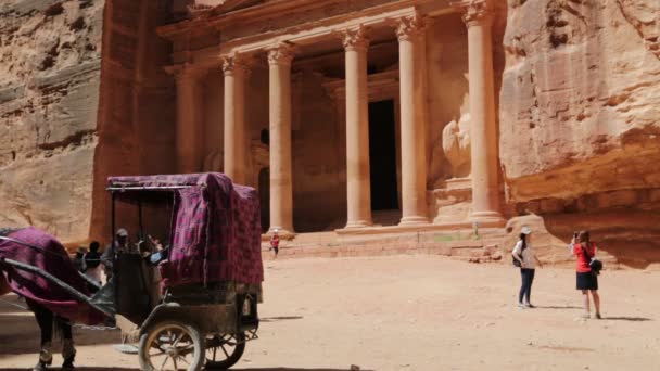 Riprese Turisti Antico Sito Petra Nel Monastero Giordania — Video Stock