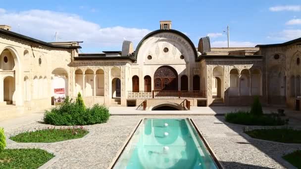 旧波斯建筑的外部与喷泉在伊朗 — 图库视频影像